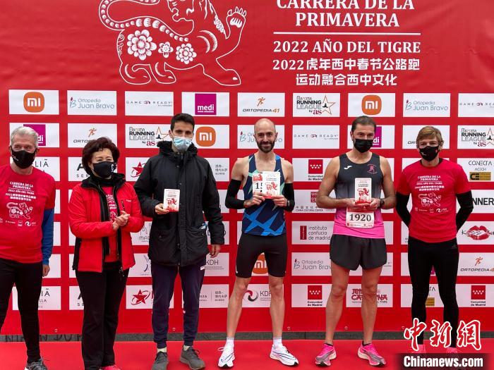 获奖选手人手一份印有小老虎的纪念牌。　德永健 摄