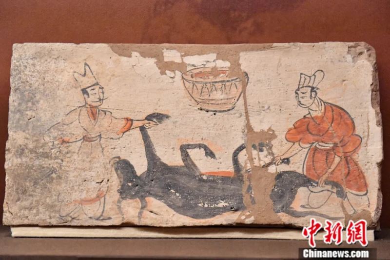 河西地区魏晋彩绘画像砖文物“宰牛画像砖”。河西画像砖真实反映了古代河西地区民众的生活百态和精神面貌。<a target='_blank' href='http://www.chinanews.com/'>中新社</a>记者 田雨昊 摄