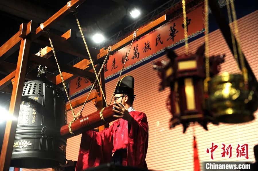 香港冬至祭祖典礼，儒释道各界及来自各地的民众共同祭拜中华民族万姓先祖。<a target='_blank' href='http://www.chinanews.com/'>中新社</a>记者 张宇 摄