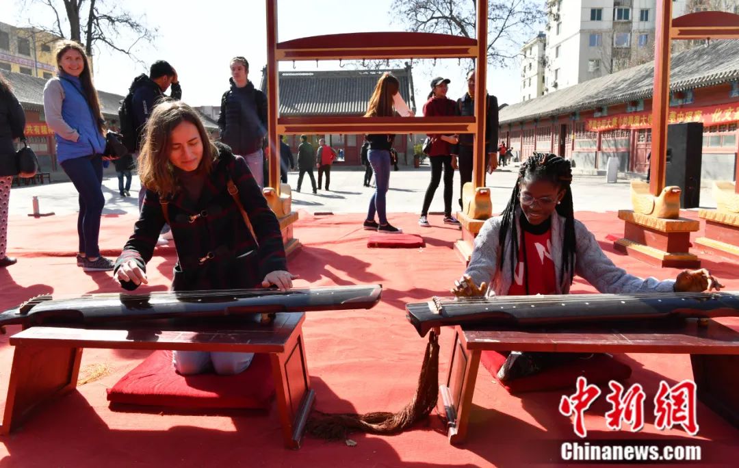 外国留学生试弹中国古琴。<a target='_blank' href='http://www.chinanews.com/'>中新社</a>记者 翟羽佳 摄