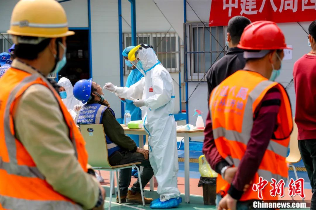 2020年4月7日，中建八局武汉万达项目部门返岗人员进行了核酸检测和血清抗体检查，为疫情防控和复工复产提供安全保障。图为检测人员为复工人员进行咽拭子采样。<a target='_blank' href='http://www.chinanews.com/'>中新社</a>记者 张畅 摄