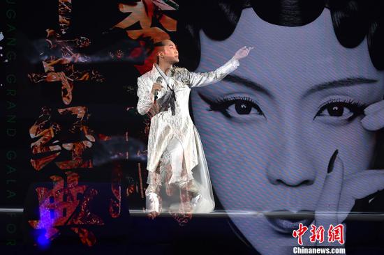 　李玉刚“十年经典”演唱会。<a target='_blank' href='http://www.chinanews.com/' >中新网</a>记者 金硕 摄