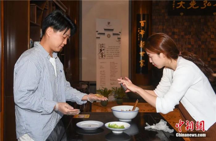 2021年，两名韩国青年在鲁迅故里浙江绍兴学做鲁迅笔下的绍兴菜。<a target='_blank' href='http://www.chinanews.com/'>中新社</a>记者 王刚 摄