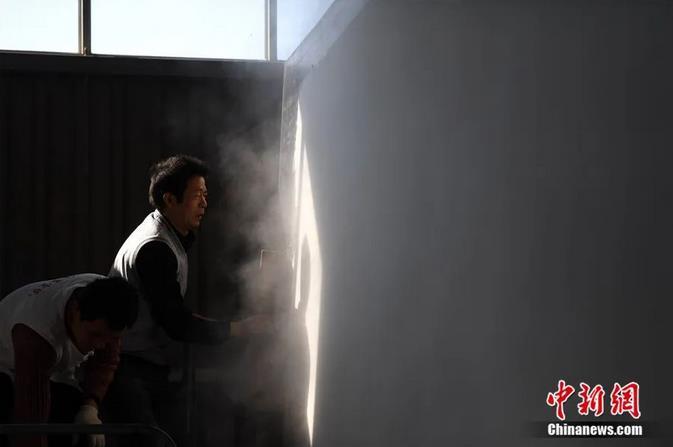 “中国宣纸之乡”安徽泾县，工人正在进行烘纸作业。<a target='_blank' href='http://www.chinanews.com/'>中新社</a>记者 韩苏原 摄