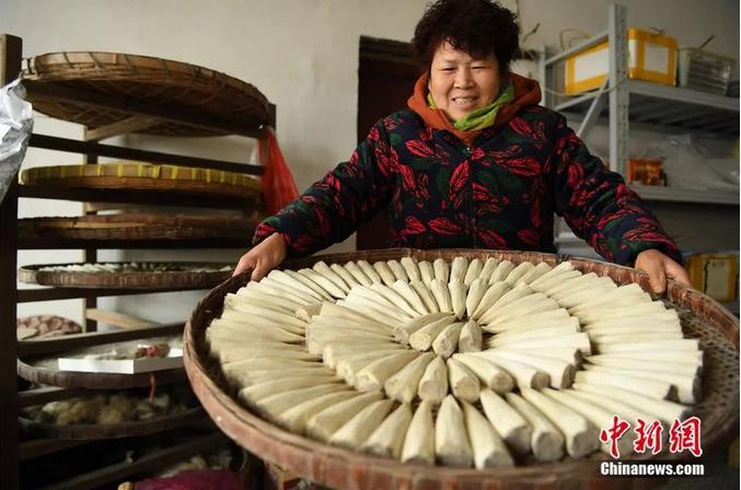 制笔工人准备晾晒制作的笔头。<a target='_blank' href='http://www.chinanews.com/'>中新社</a>记者 韩苏原 摄