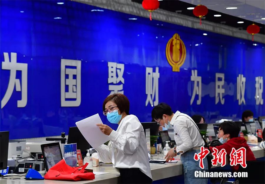 企业员工在福建宁德东侨经济技术开发区行政服务中心税务窗口办理有关业务。<a target='_blank' href='http://www.chinanews.com/'>中新社</a>记者 张斌 摄