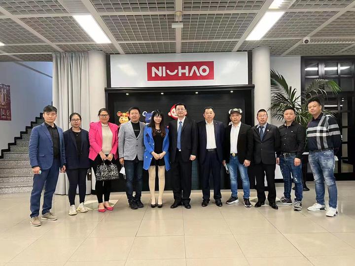 中国驻米兰总领事刘侃走访曼托瓦 会见当地政要 调研侨情 慰问侨民