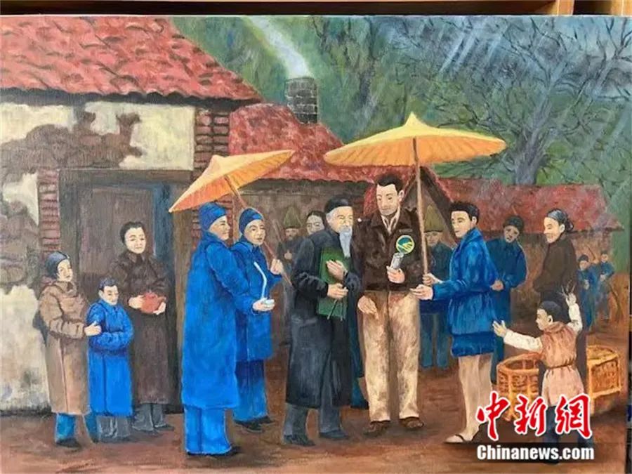 图为“杜立特行动”14号机组领航员詹姆士·马西亚的儿子、美国退役陆军军官托马斯·马西亚为“杜立特行动”80周年创作的《父亲与营救他的广丰村民》油画，表达了他对江西上饶和广丰人民的感恩之情。(受访者 供图)