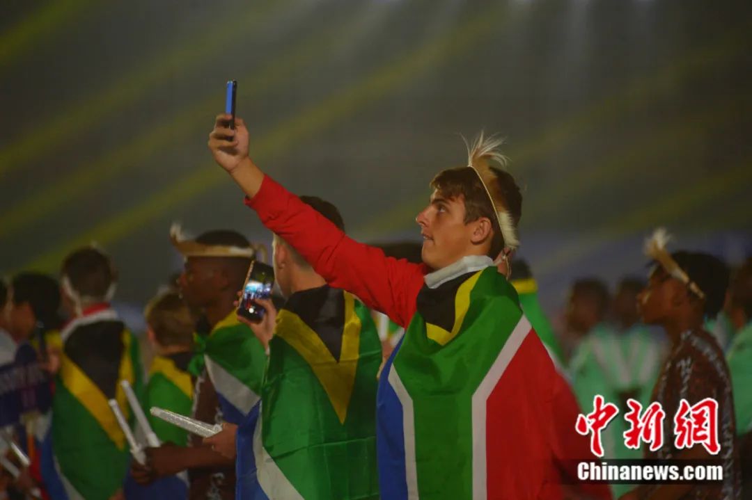 2019年8月，一名来自南非足球队的队员在青岛举行的2019“哥德杯中国”世界青少年足球赛开幕式会场举起手机拍照。<a target='_blank' href='http://www.chinanews.com/'>中新社</a>发 王海滨 摄