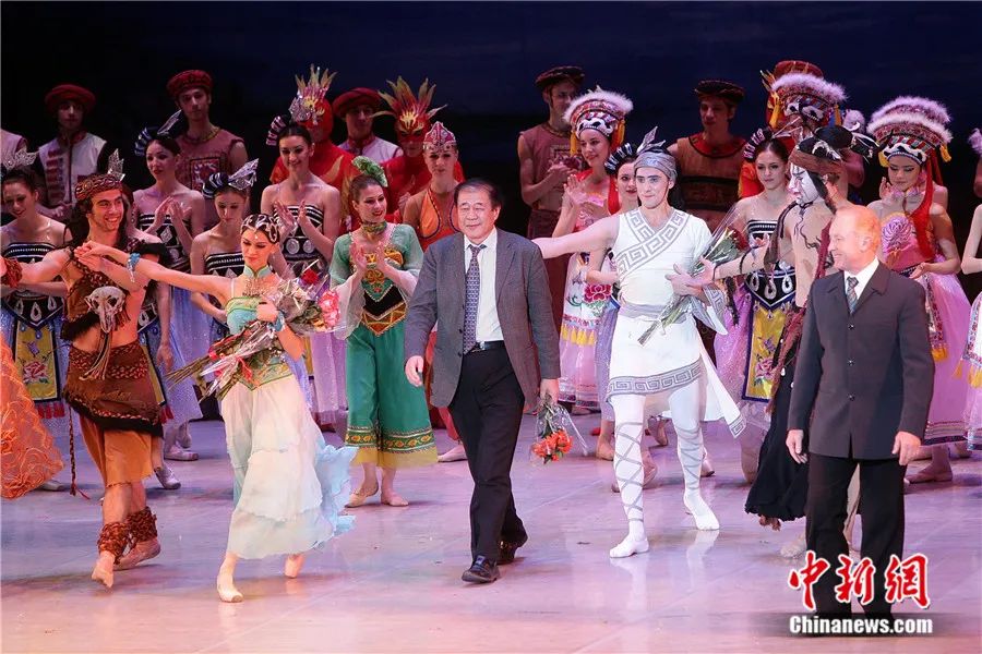 芭蕾舞剧《小河淌水》在莫斯科上演，左贞观与戈尔杰耶夫率全体演员向观众致谢。<a target='_blank' href='http://www.chinanews.com/'>中新社</a>记者 贾靖峰 摄