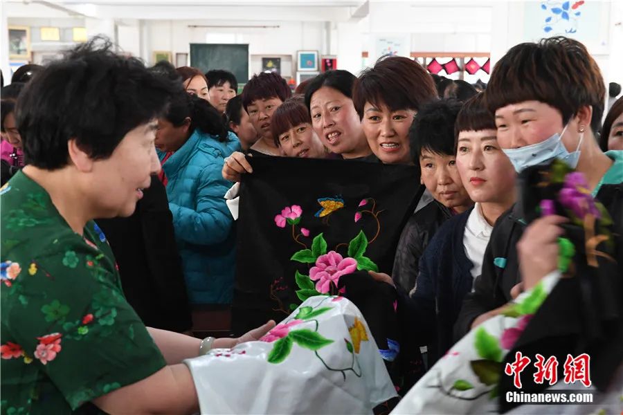 2019年4月，内蒙古兴安盟科右中旗，当地妇女在完成扶贫刺绣培训后，排队拿着作品等待评定等级。<a target='_blank' href='http://www.chinanews.com/'>中新社</a>记者 崔楠 摄