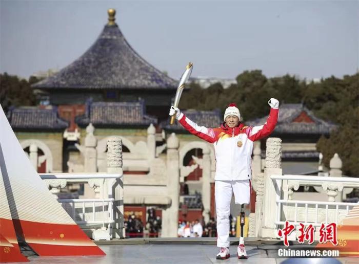 2022年3月2日，北京冬残奥会火种采集仪式在天坛公园圜丘举行。图为火炬手侯斌在火炬传递中。<a target='_blank' href='http://www.chinanews.com/'>中新社</a>记者 赵隽 摄