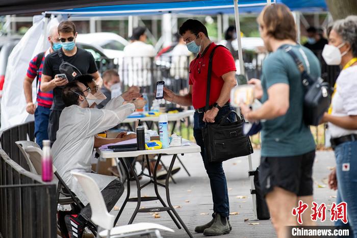 资料图：当地时间7月26日，美国纽约曼哈顿一处猴痘疫苗接种点，工作人员为民众验证预约信息。 <a target='_blank' href='/'>中新社</a>记者 廖攀 摄