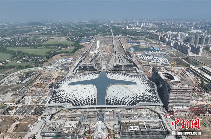 2022年4月，航拍杭州西站屋顶的光伏组件。杭州西站光伏发电项目面积1.5万平方米，建成后预计年均发电量达231万度，每年可节约标准煤830余吨，减少二氧化碳排放量2300余吨。<a target='_blank' href='/'>中新社</a>记者 王刚 摄