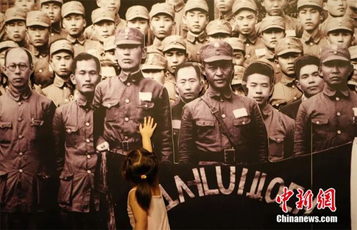 2012年8月10日，一位儿童在中国人民抗日战争纪念馆内“在中国的韩人抗日武装斗争”展览前驻足。<a target='_blank' href='/'>中新社</a>记者 刘关关 摄