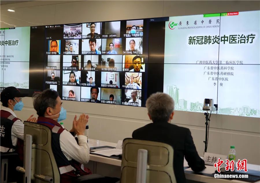 2020年4月22日，中国赴马来西亚医疗专家组在吉隆坡华为(马来西亚)总部与马来西亚中医界举行视频会议，分享中医抗击新冠肺炎疫情经验和心得。<a target='_blank' href='/'>中新社</a>记者陈悦 摄