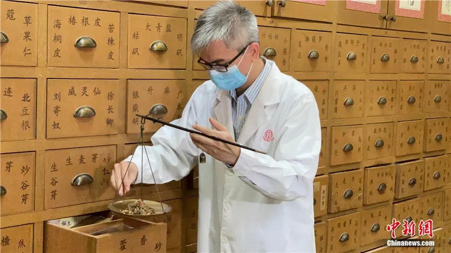 马来西亚中医药抗疫工作小组组长、拉曼大学中医系主任郑建强在配制抗击新冠肺炎的代茶饮。<a target='_blank' href='/'>中新社</a>记者 陈悦 摄
