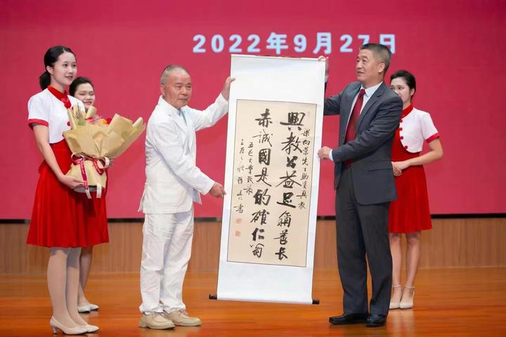 捐赠1000万！开平籍香港慈善家梁向荣向五邑大学捐资助学