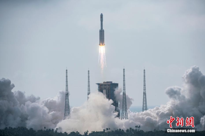 图为搭载天舟五号货运飞船的长征七号遥六运载火箭点火升空。 骆云飞 摄