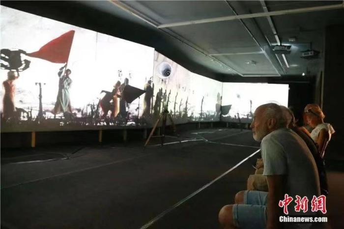 观众在南非开普敦的蔡茨非洲当代艺术博物馆欣赏“手绘动态非洲历史”。<a target='_blank' href='/'>中新社</a>记者 王曦 摄