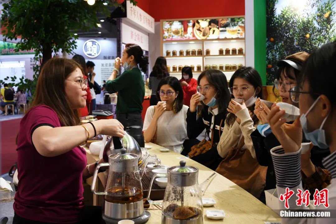 　参观者在2020中国(广州)国际茶业博览会暨第21届广州国际茶文化节上品茶。<a target='_blank' href='http://www.chinanews.com/'>中新社</a>记者 陈楚红 摄