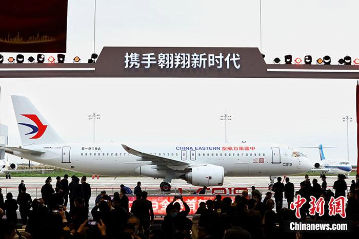 2022年12月9日上午，全球首架国产大飞机C919交付给中国东方航空。图为交付仪式现场。 东航 供图