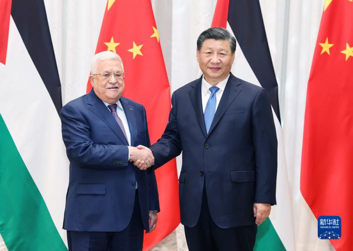 当地时间12月8日下午，国家主席习近平在利雅得会见巴勒斯坦总统阿巴斯。新华社记者 姚大伟 摄