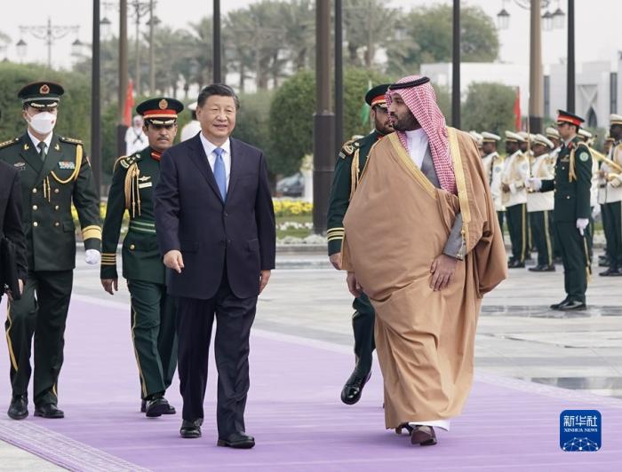 当地时间12月8日，沙特王储兼首相穆罕默德代表国王萨勒曼为国家主席习近平举行欢迎仪式。新华社记者 谢环驰 摄 图片来源：新华社