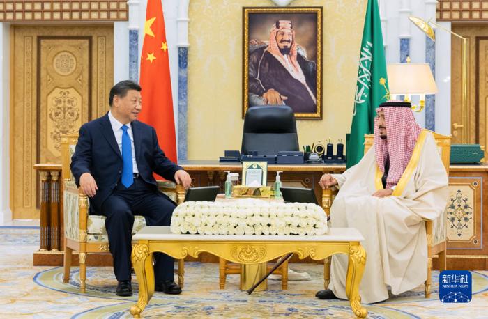 当地时间12月8日下午，国家主席习近平在利雅得王宫会见沙特国王萨勒曼。新华社记者 黄敬文 摄 图片来源：新华社