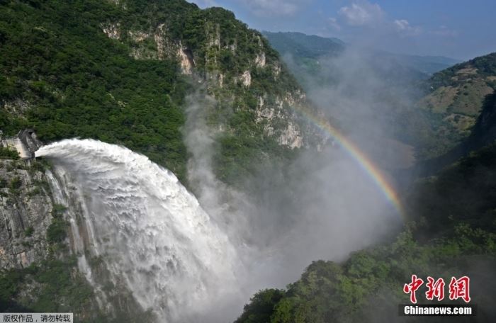 洪都拉斯全境四分之三以上为山地和高原，森林面积约占全国面积的一半。图为位于洪都拉斯首都特古西加尔巴以北180公里的一处水电站景色。