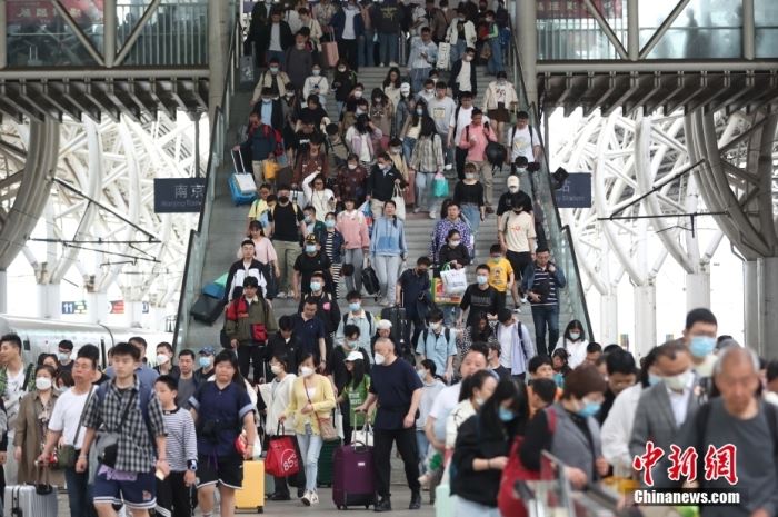 5月3日，江苏南京，旅客在火车站出行。当日，中国铁路迎来“五一”假期返程高峰。<a target='_blank' href='/'>中新社</a>记者 泱波 摄