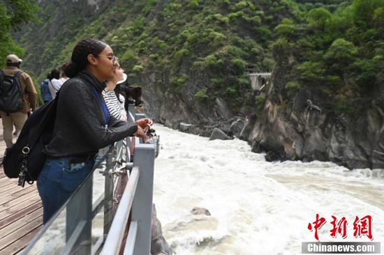 Mircia watching the magnificent Tiger Leaping Gorge (Photo: China News Service/Li Jingxian)