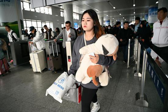 资料图。国庆节假期的最后一天，旅客检票乘车。<a target='_blank' href='/'>中新社</a>记者 刘文华 摄