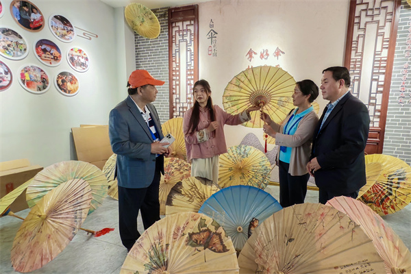 海外华文媒体泸州亲近非遗:观百年油纸伞_品酱油醇香 海外华文媒体泸州亲近非遗:观百年油纸伞_品酱油醇香