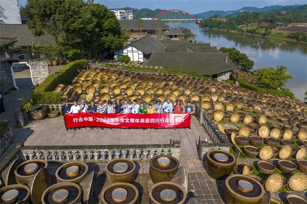 海外华文媒体泸州亲近非遗:观百年油纸伞_品酱油醇香 海外华文媒体泸州亲近非遗:观百年油纸伞_品酱油醇香