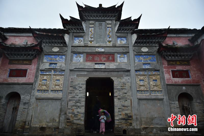 图为游客在兴贤书院门口。<a target='_blank'  data-cke-saved-href='/' href='/' >中新网</a>记者 李骏 摄