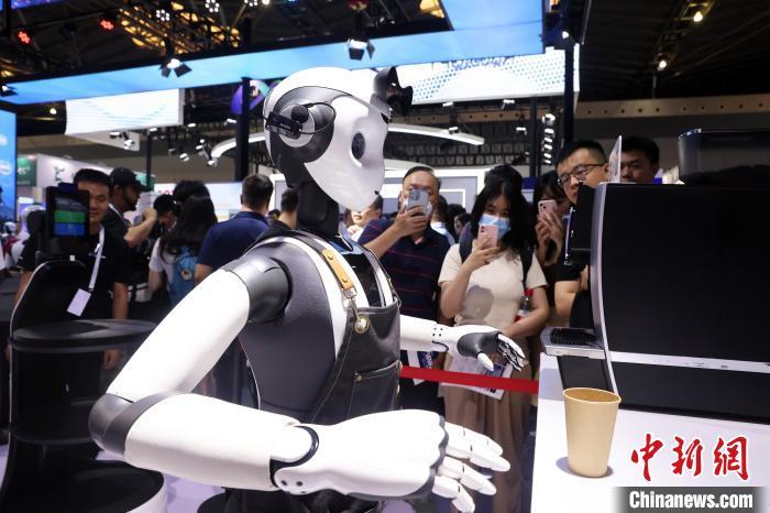 2023世界人工智能大会上，服务机器人引人关注。 汤彦俊 摄