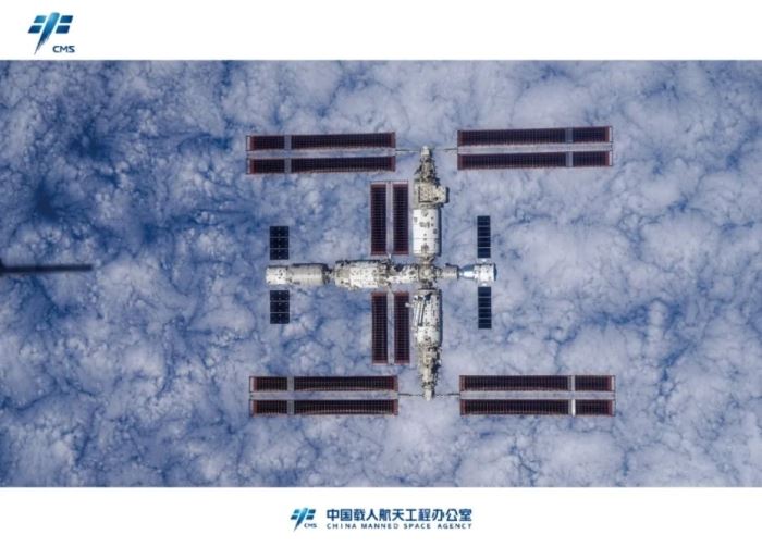 图为神舟十六号航天员拍摄空间站组合体全景图像。图/“中国载人航天”微信公众号
