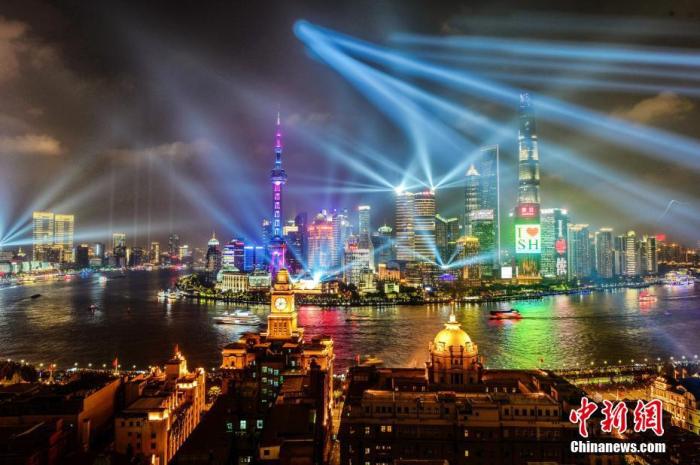资料图：上海外滩国庆灯光秀流光溢彩。 黄伟国 摄