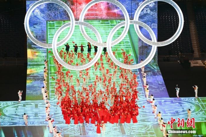 资料图：2022年2月4日晚，北京冬奥会开幕式在北京国家体育场举行，中国代表团入场。 <a target='_blank' href='/'>中新社</a>记者 毛建军 摄