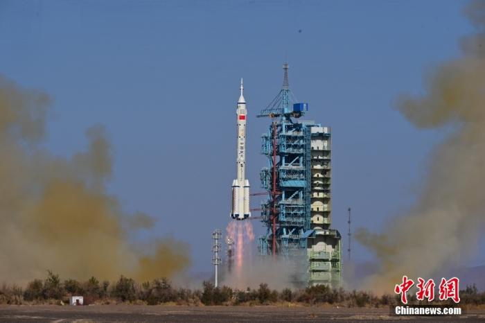 资料图：北京时间2023年10月26日11时14分，搭载神舟十七号载人飞船的长征二号F遥十七运载火箭在酒泉卫星发射中心点火发射。汪江波 摄
