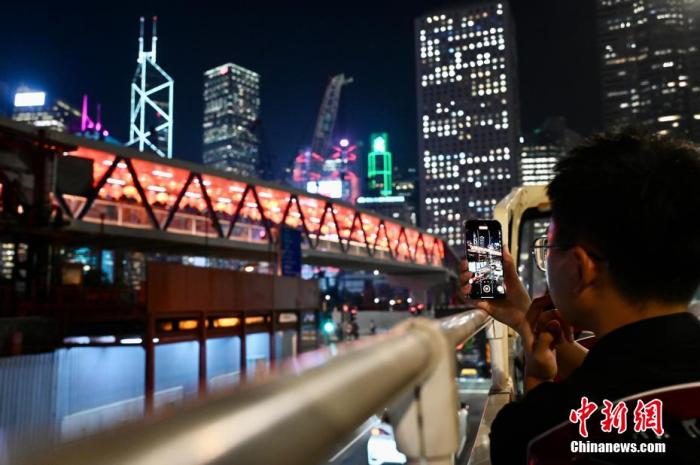 乘客乘搭观光巴士参与夜游香港岛活动。<a target='_blank' href='/' >中新网</a>记者 李志华 摄