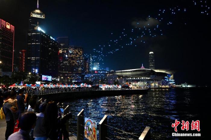 2023年9月27日晚上，香港湾仔海滨夜市活动热闹起来，维港上空上演“无人机表演”。<a target='_blank' href='/' >中新网</a>记者 李志华 摄