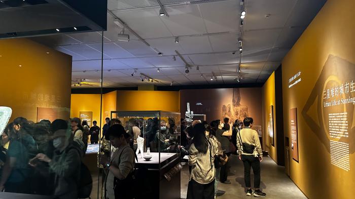 1月8日，香港故宫文化博物馆中的“凝视三星堆──四川考古新发现”特展进入展览最后一日，观众热情不减。<a target='_blank' href='/' >中新网</a>记者 朱延静 摄