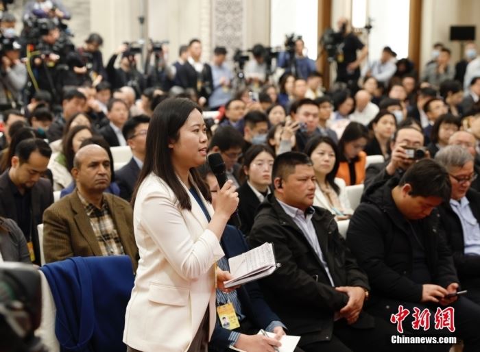 3月3日，全国政协十四届二次会议新闻发布会在北京人民大会堂举行。大会新闻发言人刘结一向中外媒体介绍本次大会有关情况并回答记者提问。图为<a target='_blank' href='/'>中新社</a>记者朱贺提问。<a target='_blank' href='/'>中新社</a>记者 韩海丹 摄