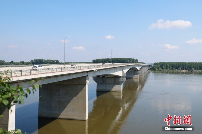 当地时间5月5日拍摄的位于塞尔维亚首都贝尔格莱德的泽蒙-博尔察大桥。这座大桥是中国建筑企业在欧洲承建的第一座大桥，建成于2014年。大桥横跨多瑙河，从大桥一侧的泽蒙区，到对岸博尔察区的时间，由1个多小时缩短为仅需要10分钟，极大的便利了当地民众的生活。因此，这座大桥也被当地亲切称为“中国桥”“友谊桥”。<a target='_blank' href='/'>中新社</a>记者 韩海丹 摄