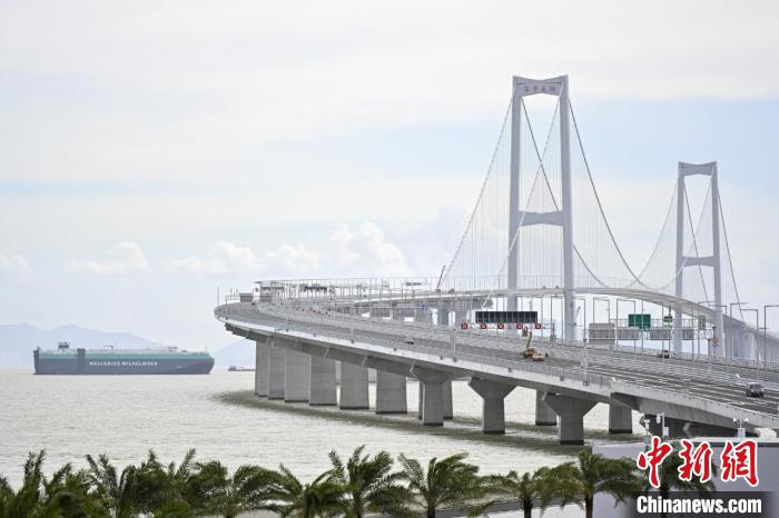 深中通道通车：湾区破“圈”相连