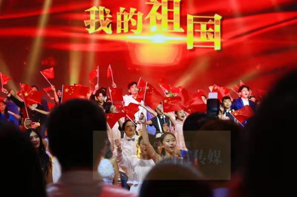 侨心筑梦水立方 共谱华诞新乐章 
